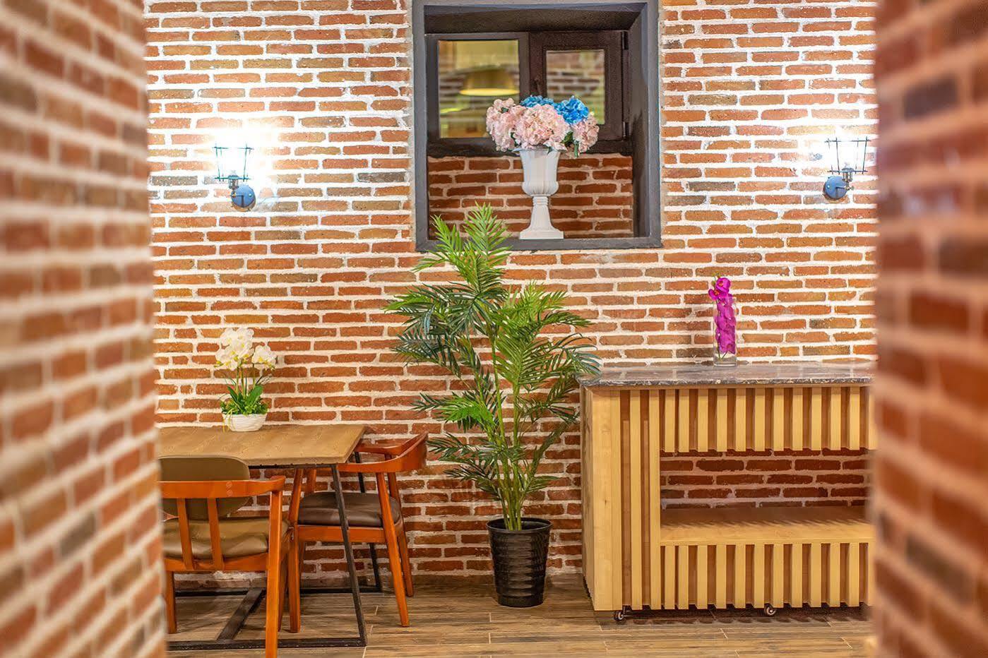 Royal Inn Tbilisi Buitenkant foto